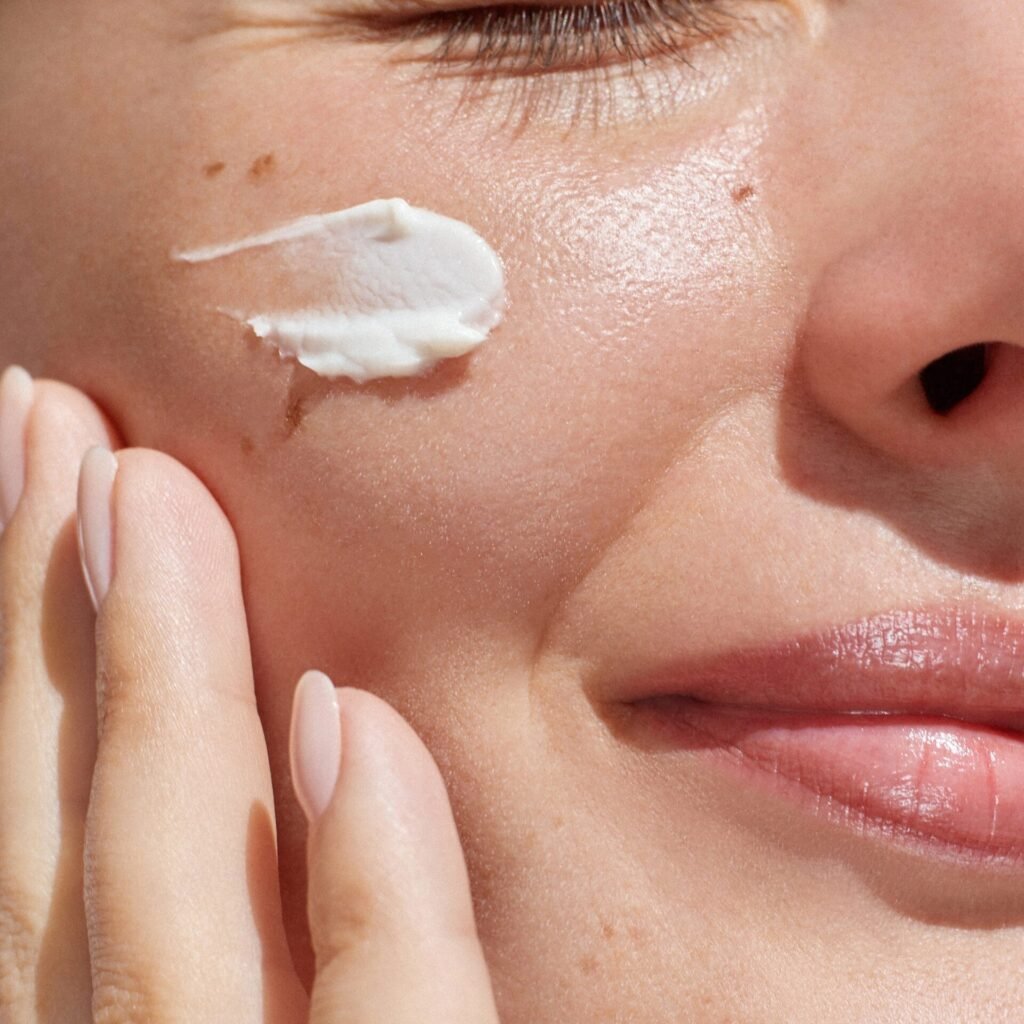 Wie trägt man Sonnenschutz nach, ohne das Make-up zu ruinieren?